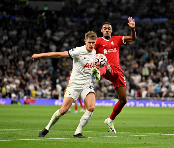 一同收获职业生涯首冠，凯恩和戴尔拥抱庆祝.